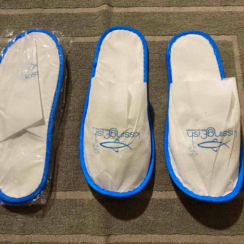 Disposable slippers pack of 500 pairs with 3mm sole and blue trim