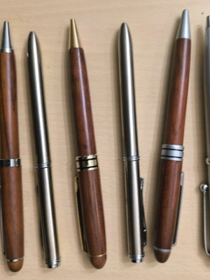 Pens like new, pack of 20 wooden and metal with cases