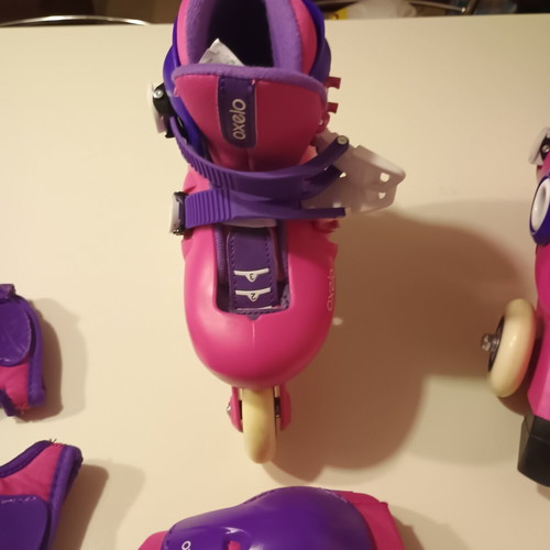 Oxelo Kids Roller Skates like new, sizes 26-28, ages 6-10 with protective set