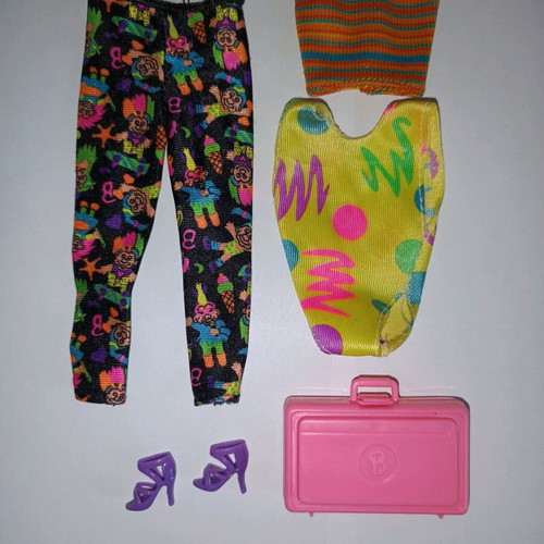 Vintage Barbie clothing set like new with accessories