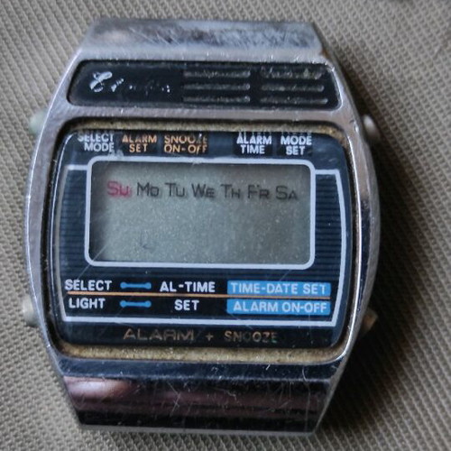 Vintage 3 old watches with various bracelets used, unknown if working