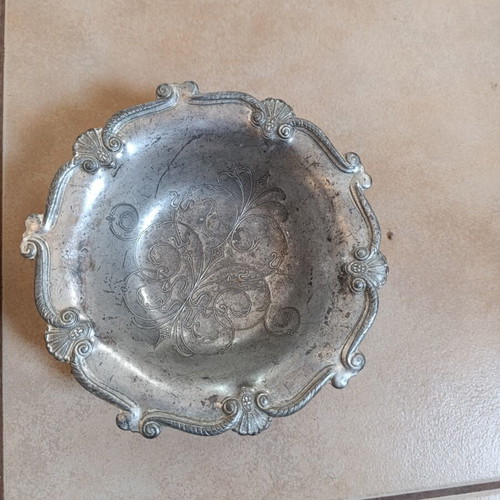 Vintage decorative platters set of 2, like new, embossed designs