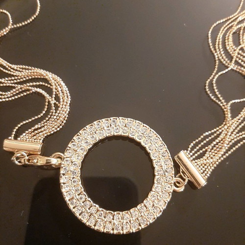 Κολιέ σε χρυσή απόχρωση με strass στο κούμπωμα καινούργιο