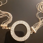 Κολιέ σε χρυσή απόχρωση με strass στο κούμπωμα καινούργιο
