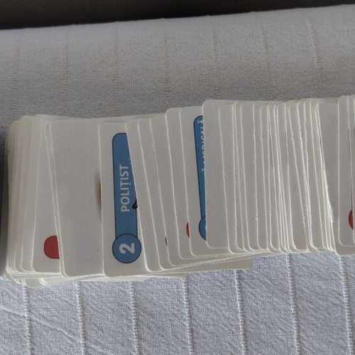 Who Am I? Board Game like new, Playland, 70 cards