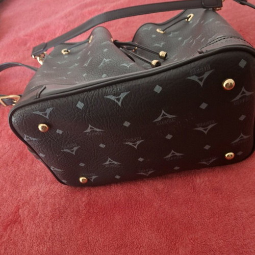 La tour Eiffel shoulder bag like new, black