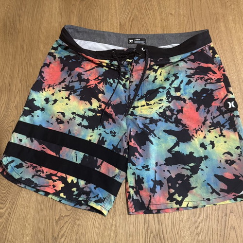 Hurley swim shorts size 32 like new, multicolor