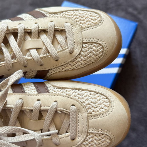 Adidas Gazelle sneakers like new with straw effect and brown stripes
