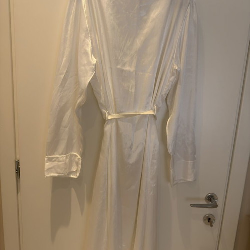 Satin home kimono white, like new, vintage with belt