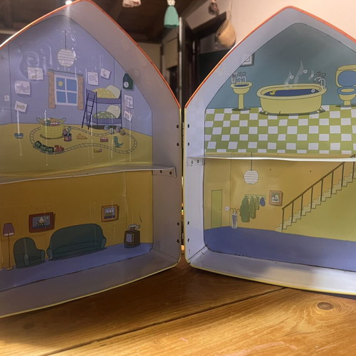 Peppa Pig metal house case with 16 figures used