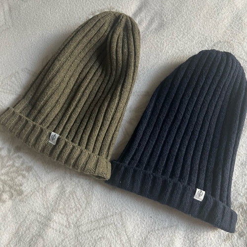 Stradivarius set of 2 knit caps like new, dark blue and khaki