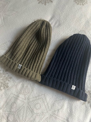 Stradivarius set of 2 knit caps like new, dark blue and khaki