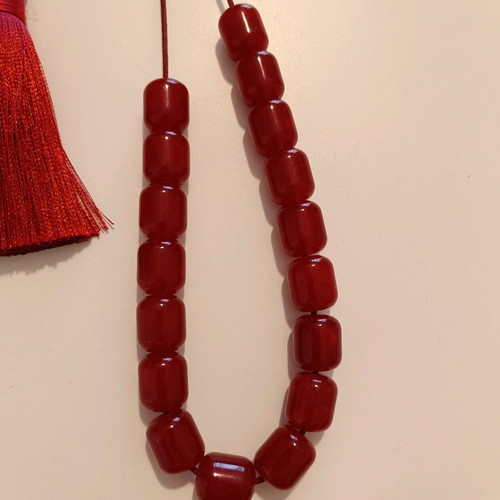 Red Kompoloi like new from Middle East with 17 beads and tassel