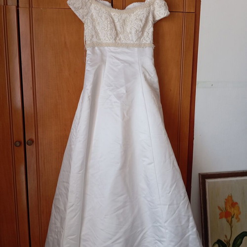 Wedding dress used, needs dry cleaning, sizes M and L