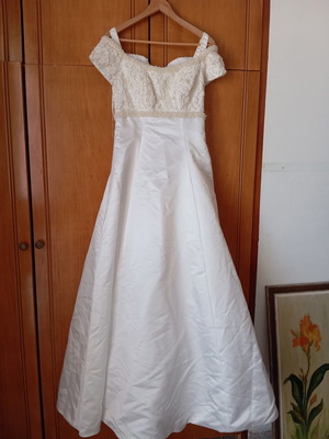 Wedding dress used, needs dry cleaning, sizes M and L