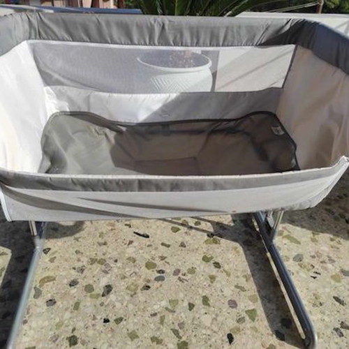Safety baby cot used with side opening and adjustable height