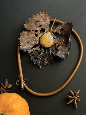Copper choker with grape leaf and Bee Jasper on genuine leather new