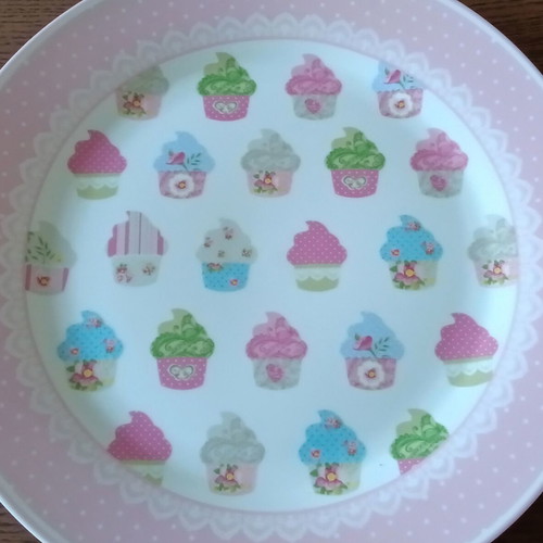 Inart porcelain serving platter 27 cm like new with cupcake design