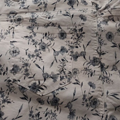 Elastic gabardine pants Medium like new with blue flowers