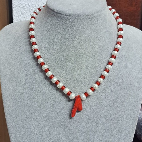 Short necklace with coral and white pearls