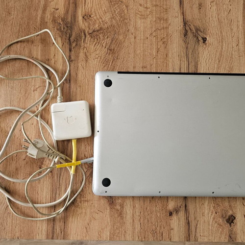 MacBook Pro 15.4" Mid 2009 used, 2.66GHz Core 2 Duo, 4GB RAM, 320GB HDD no battery