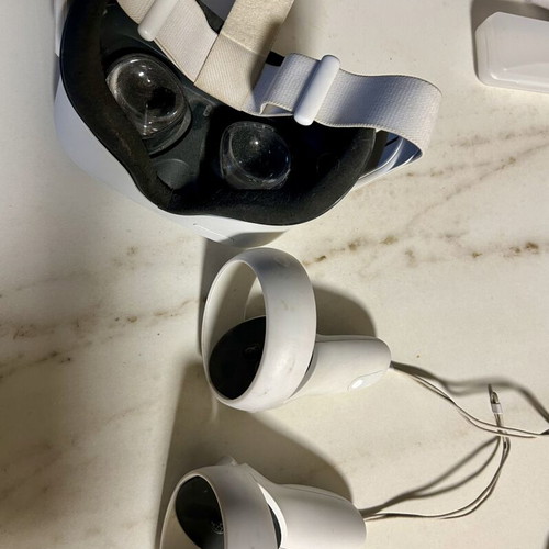 Meta Quest 2 VR headset like new with 2 controllers