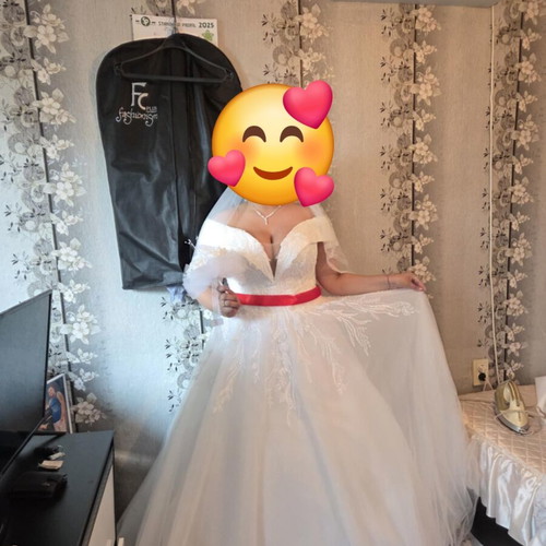 Wedding dress like new, size 54, with veil and bust padding