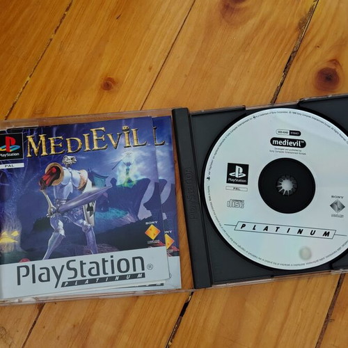 Medievil PlayStation PS1 game used, complete with manual