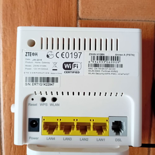 ZTE Router model ZXHN H1O8N like new with charger