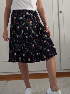 Floral pleated skirt used, size XL