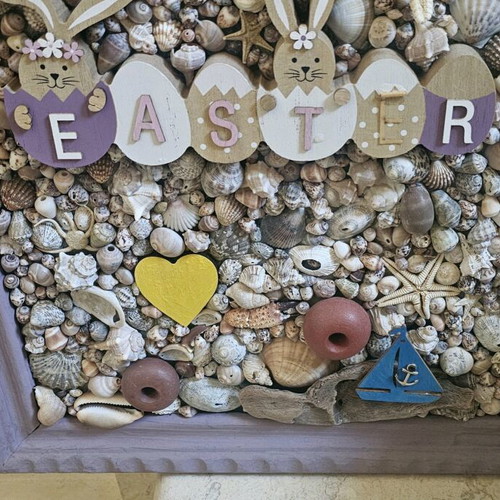 Easter-themed shell frame like new
