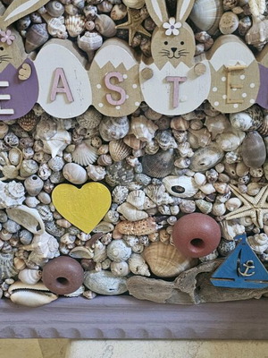 Easter-themed shell frame like new