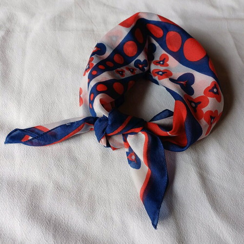 Vintage style scarf like new with geometric and floral pattern