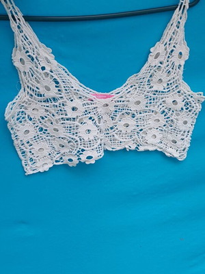 Embroidered top like new, white, fits up to Large