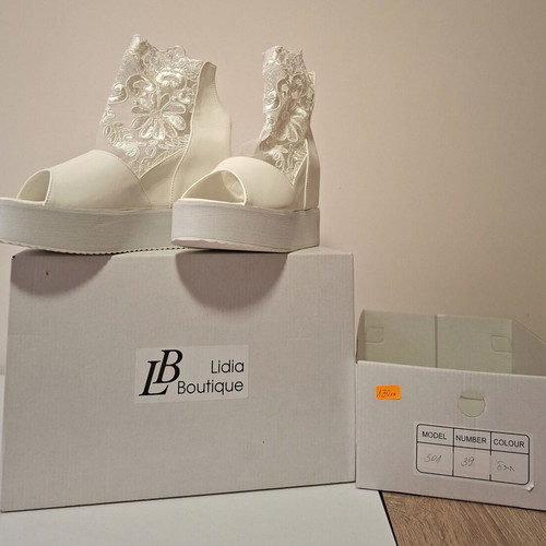 Wedding shoes new, leather and high-quality lace, size 39