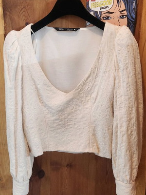Zara cream blouse like new with floral patterns, fitted waist