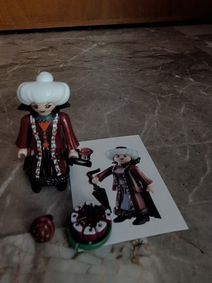 Vampire Lady figure with cake, umbrella and collectible sticker