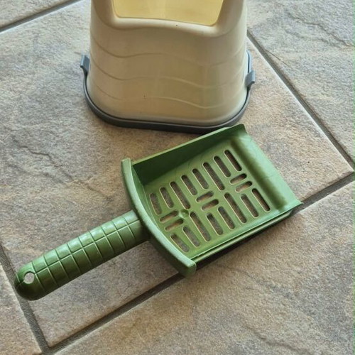 Hop In Savic cat litter box with scoop