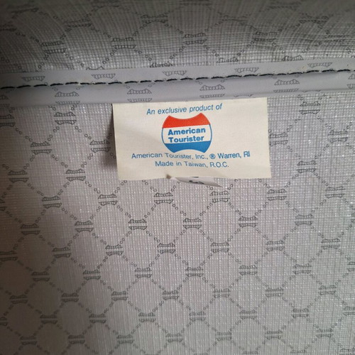 American Tourister vintage suitcase like new, multicolor