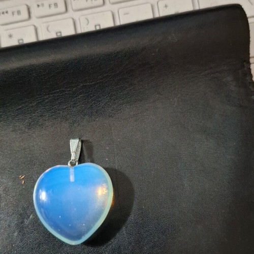 Heart-shaped stone pendant new with metallic loop