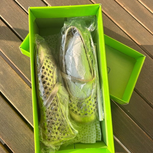 Unisa gold leather girls' shoes size 29 new with strap