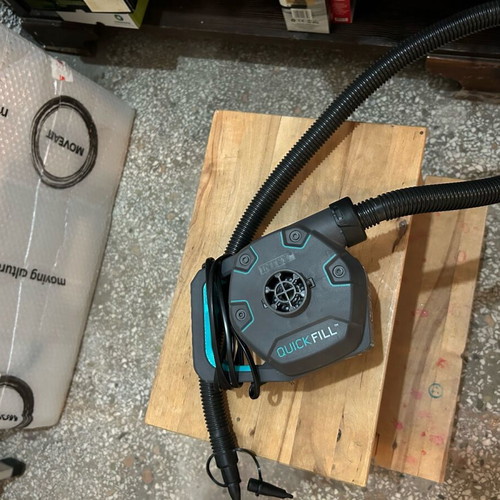 Electric pump with plug for automatic use like new