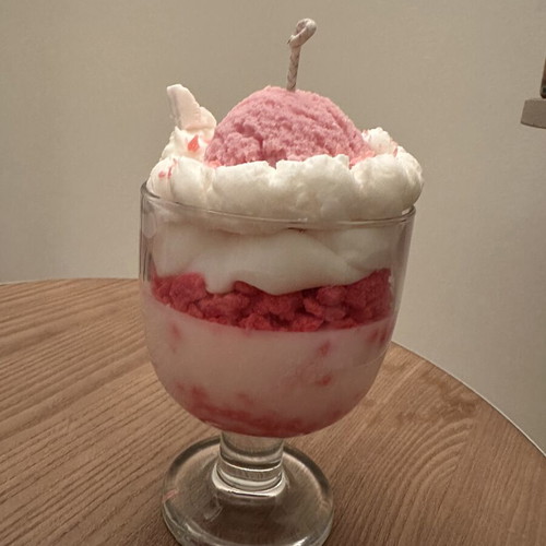 Soy scented candle with bubblegum aroma