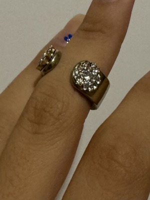 Adjustable ring like new, gold color with details on two sides