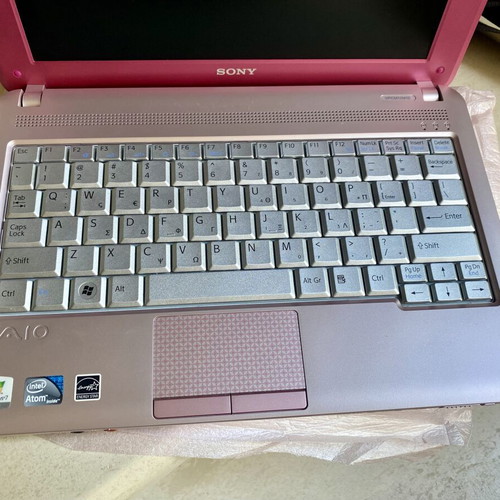 Sony VAIO Netbook VPCM12M1E new, pink/fuchsia with premium carrying case