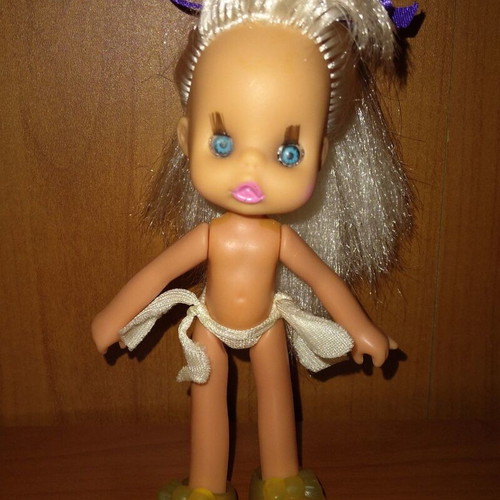 El Greco Happy Sister doll used with loose hip joint