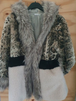 Faux fur coat with leopard design new, size L
