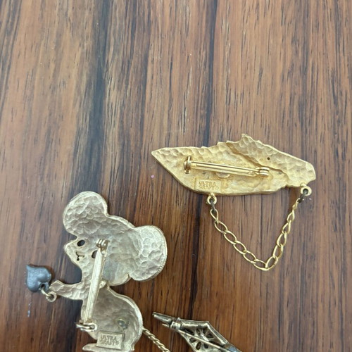 Vintage gold-plated collectible pin set like new