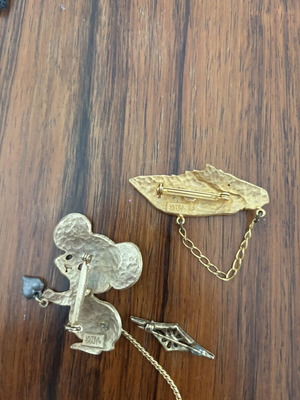 Vintage gold-plated collectible pin set like new