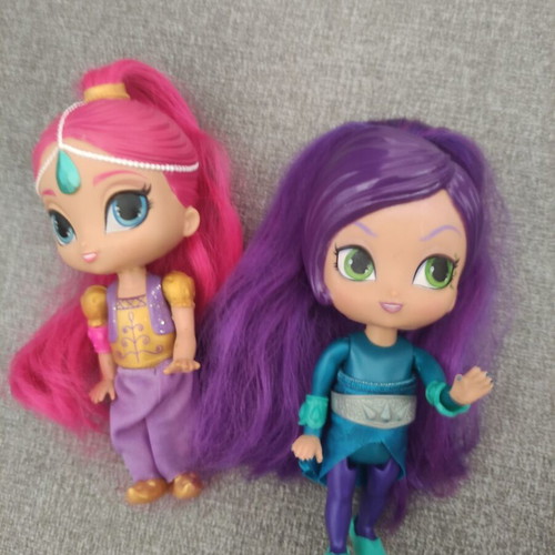 Shimmer & Shine magic carpet like new with 4 dolls